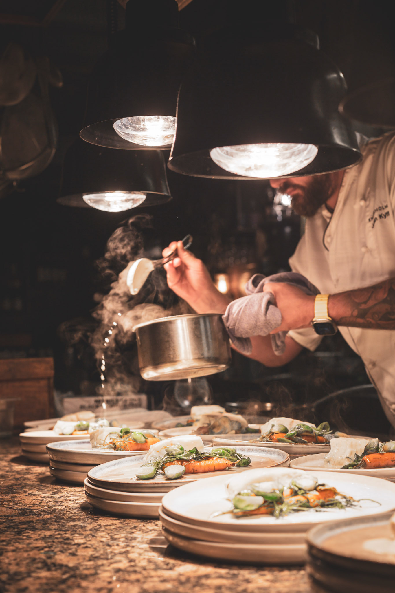 Fotograf som arbetar med att fånga atmosfären och detaljerna i en restaurangmiljö.