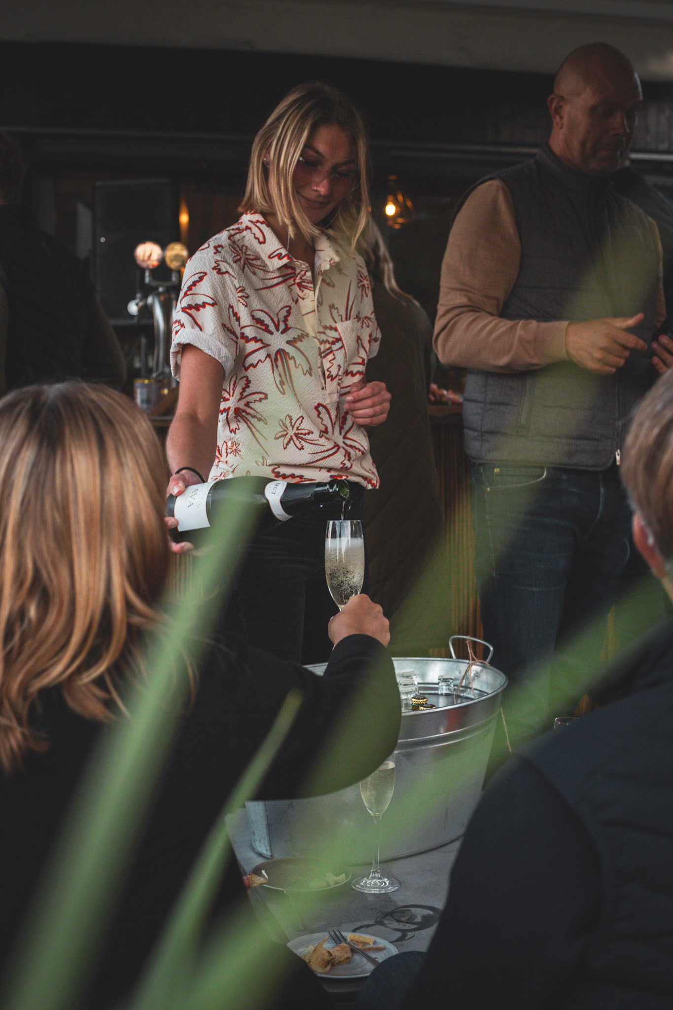 Fotograf som arbetar med att fånga atmosfären och detaljerna i en restaurangmiljö.