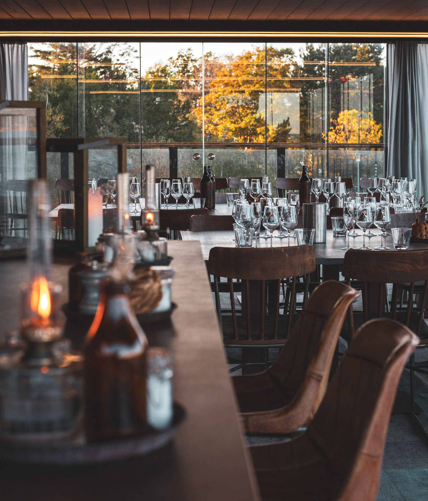 Fotograf som arbetar med att fånga atmosfären och detaljerna i en restaurangmiljö.